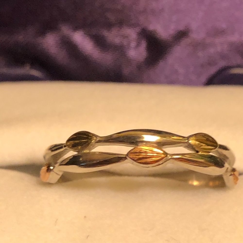 Women’s ring.